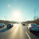 Autoroute moderne en plein soleil avec voitures en mouvement