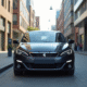 Peugeot 308 hybride en ville en plein jour