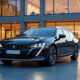 Peugeot 508 SW moderne devant un bâtiment contemporain