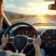 Conducteur dans une voiture compacte moderne en conduite